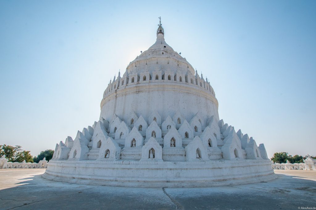Bring dein Weitwinkel Objektiv zur Hsinbyume-Pagode in Mingun mit.