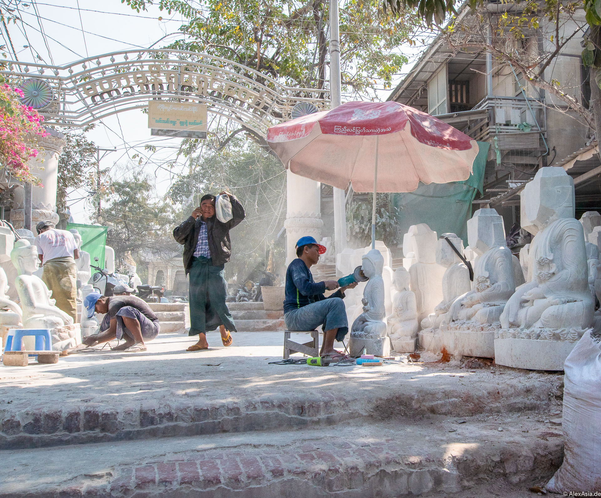 Steinmetze am Morgen im Stone Carving District Mandalay.