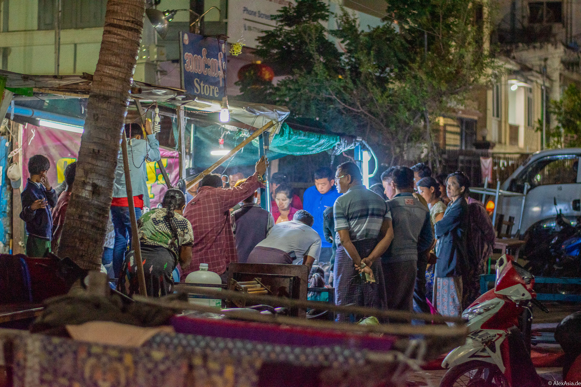 Im Straßenleben am Abend in Mandalay findest du tolle Motive.