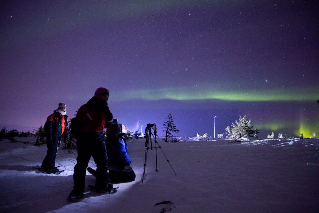 In der finnischen Winternacht gemeinsam auf der Jagd nach Polarlicht. Da kann es auch etwas später oder früher werden.