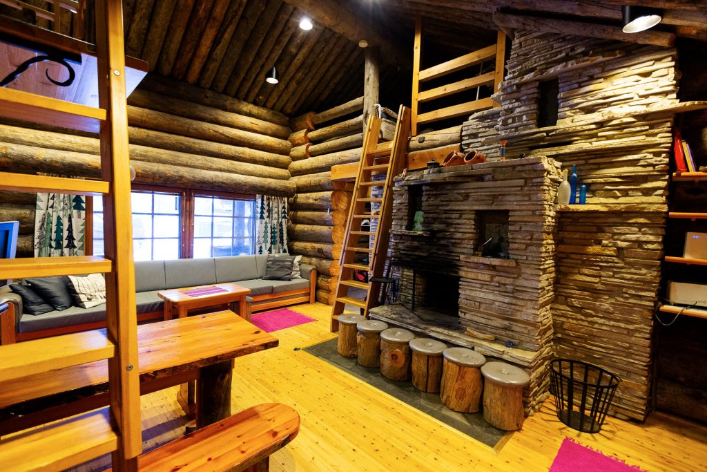 Bei der Fotoreise in Finnland befindet sich unser Fuchsbau in einer privaten Blockhütte, von der wir auf tägliche Fotostreifzüge gehen.