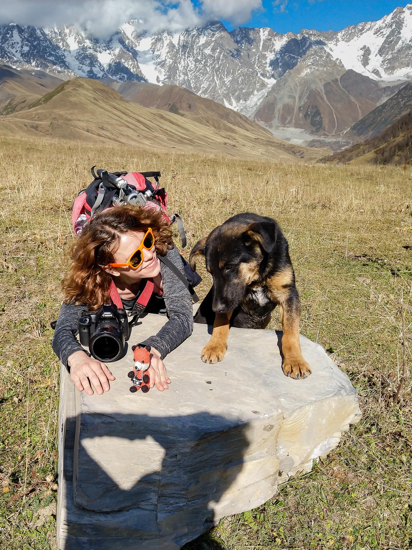 Fotofuchs Katharina unterwegs in der Gebirgsregion Swanetien in Georgien. Die beeindruckende Berglandschaft und ein ausgefuchster Hunde-Reiseguide haben überzeugt.