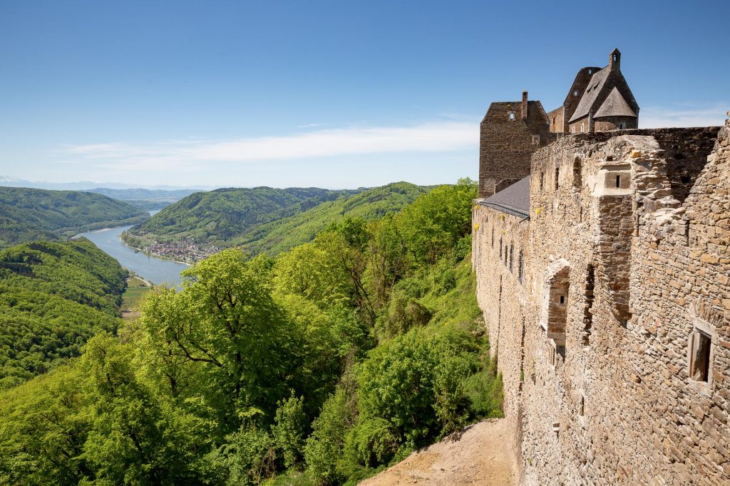 Von der Burgruine Aggstein hast du einen weitläufigen Ausblick auf die Wachau.