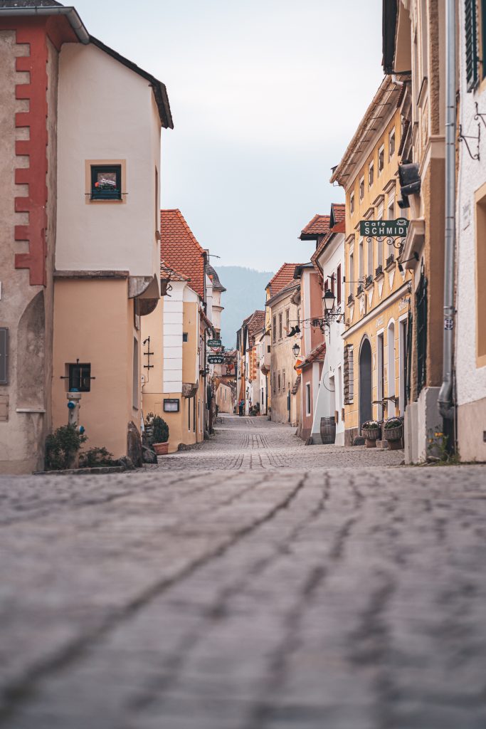 Mit spannenden Perspektiven fangen wir dir pittoreske Stadt in der Wachau ein.