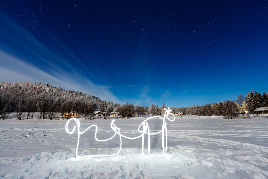 Wenn in Finnland das Polarlicht auf sich warten lässt, vertreiben wir uns die Wartezeit mit einem Rentierschlitten aus Licht. 30 Sekunden · Blende 4 · ISO 100