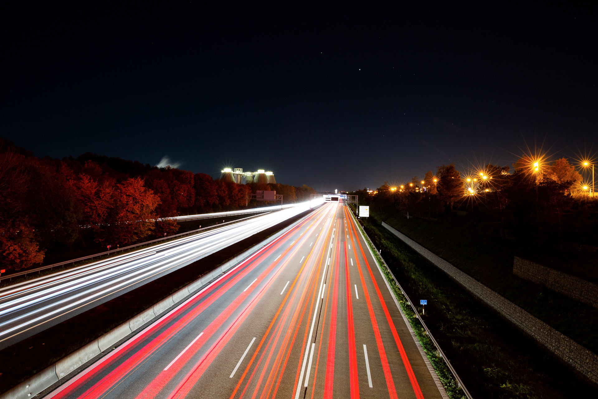 Lass die Realität für dich malen und fotografiere von einer Brücke aus auf eine befahrene Straße. <br /> 13 Sekunden · Blende 11 · ISO 500