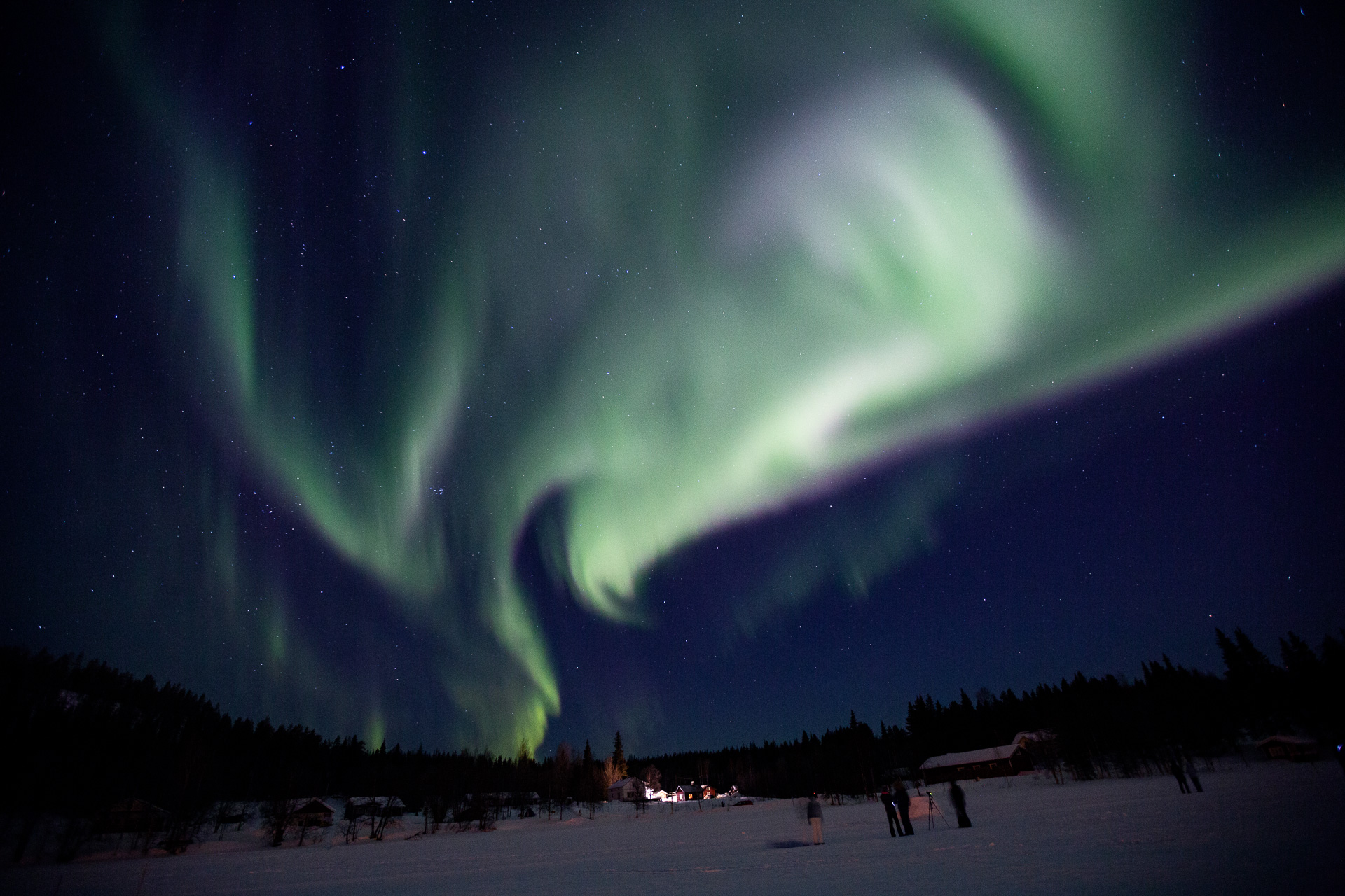 Polarlicht ist wohl die mit Abstand ausgefuchsteste Art, die Natur für sich malen zu lassen. Bei unserer <a href="https://www.diefotofuechse.com/de/fotoreisen/fotoreise-finnland//" target="_blank" rel="noopener">Fotoreise Finnland im Winter</a> gehen wir auf Jagd nach dem Fuchsfeuer. <br /> 2,5 Sekunden · Blende 2,8 · ISO 1600