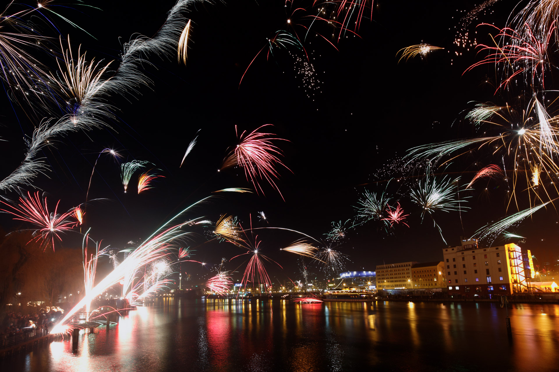 Feuerwerk erstrahlt auf deinen Langzeitbelichtungen in seiner vollen Pracht. <br /> 30 Sekunden · Blende 16 · ISO 640