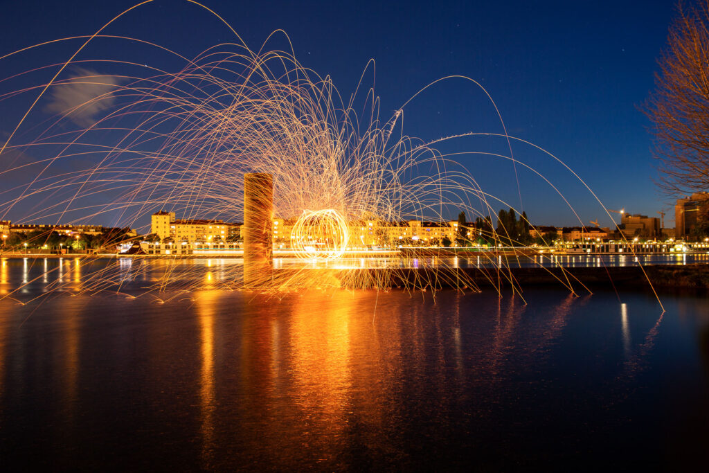 Lichtmalerei am Wasser erzeugt zusätzlich beeindruckende Spiegelungen. 30 Sekunden · Blende 5 · ISO 100