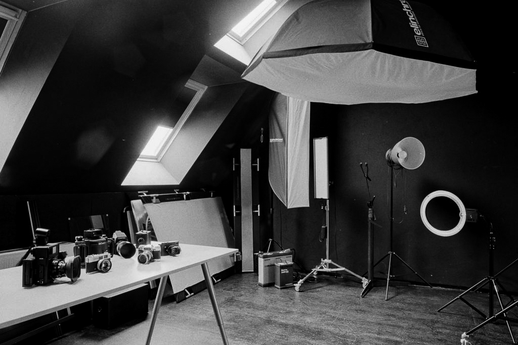 Danach fotografieren wir im Studio mit verschiedenen Schwarz-Weiß Filmen ein Stillleben.
