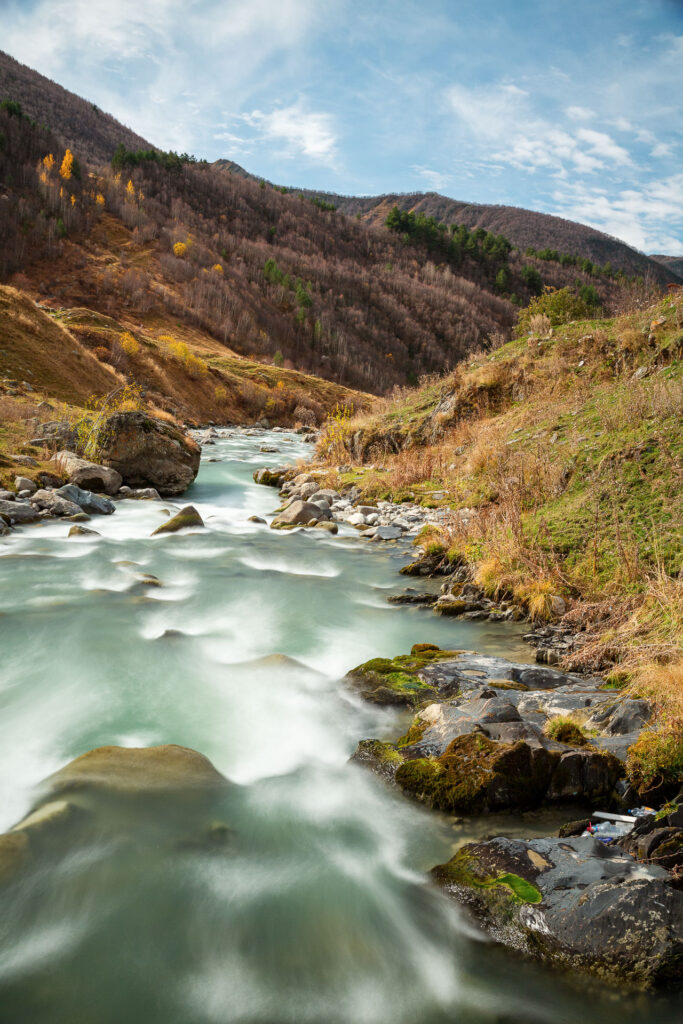 Der ND-Filter ist ein dunkel gefärbtes Filterglas und reduziert die Menge an Licht, die auf deinen Sensor fällt. Somit kannst du auch tagsüber mit langen Belichtungszeiten fotografieren.