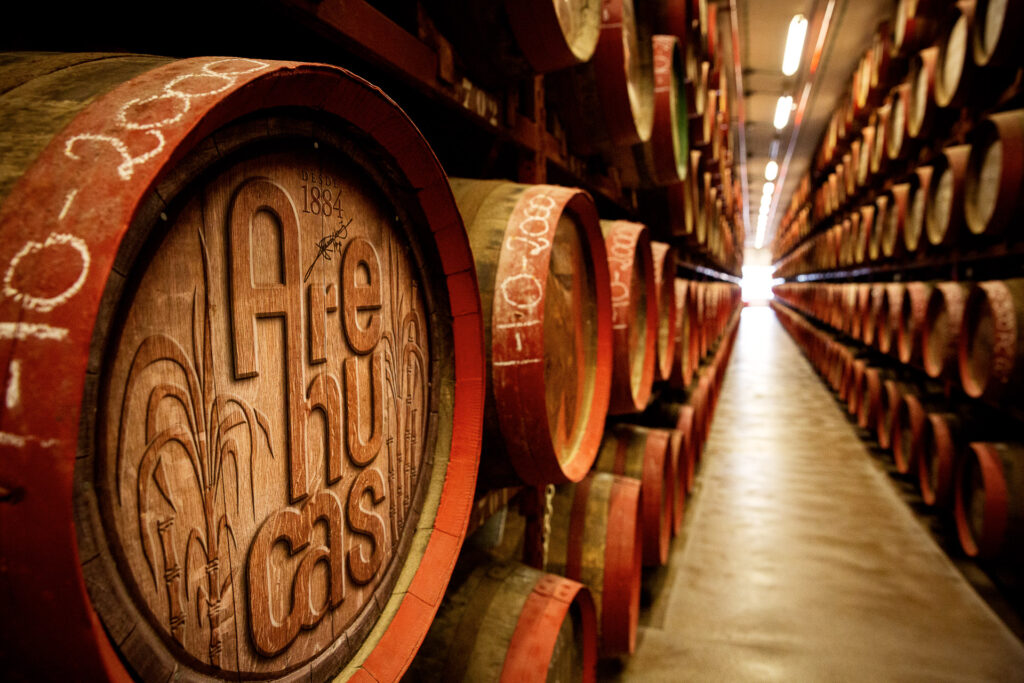 In der Arehucas Destillerie dokumentieren wir den Herstellungsprozess des berühmten kanarischen Rums. Die historischen Gebäude der Destillerie und die funkelnden Kupferkessel bieten eine reiche Auswahl an Fotomotiven