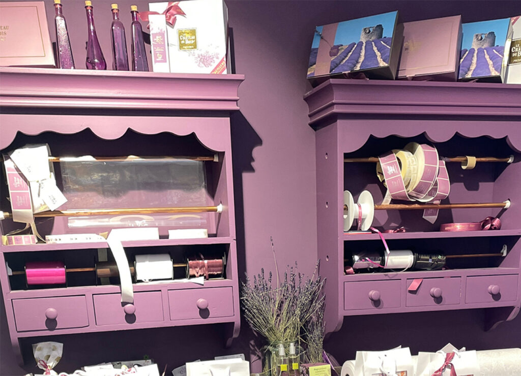Im Lavendelmuseum lernen wir die Erfolgsgeschichte des Lavendels kennen.