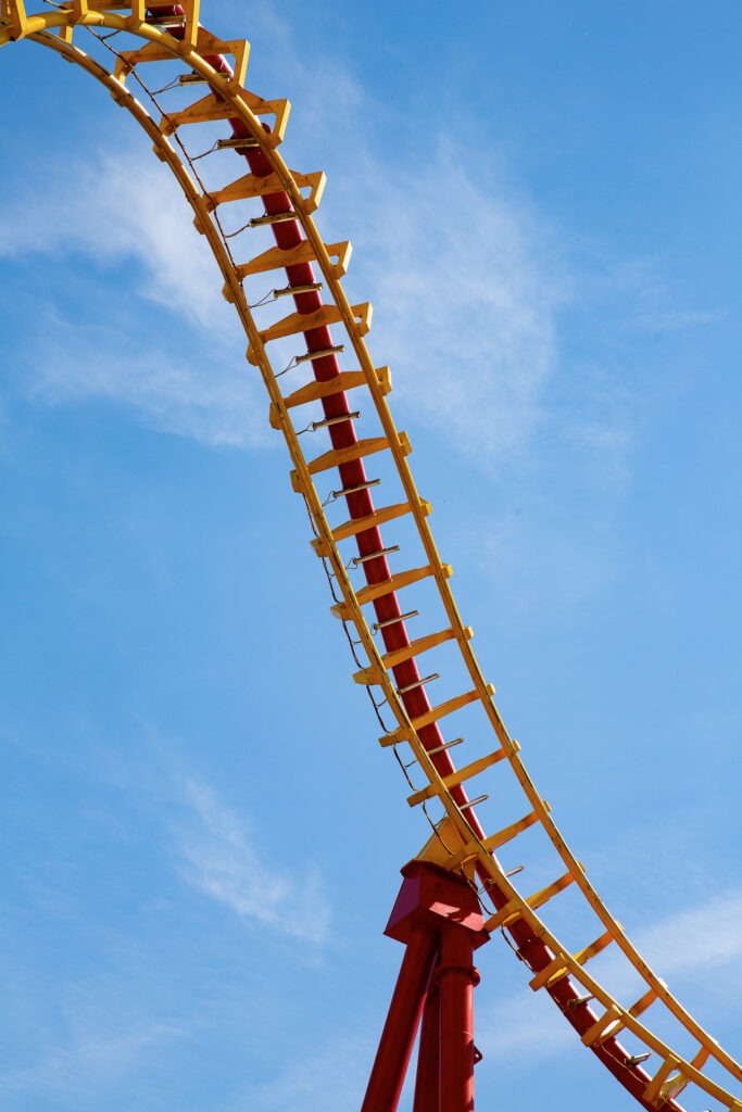 Mutige Fotofüchse können während des Besuchs im Würstelprater mit der Achterbahn fahren.