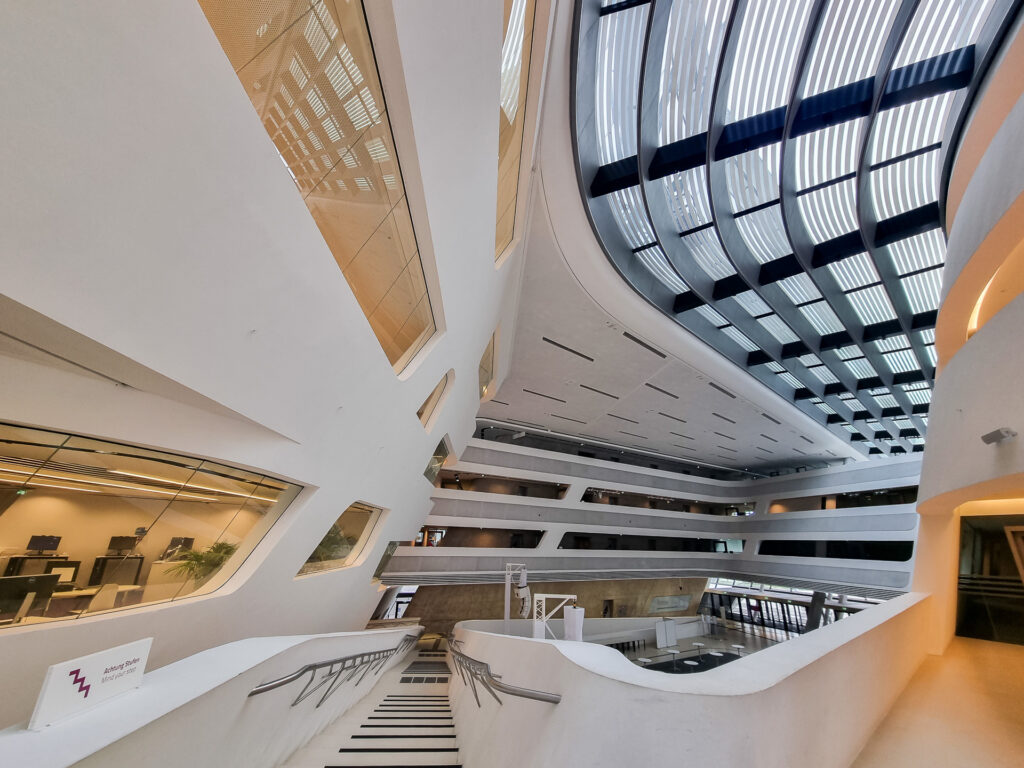 Am Gelände der Wirtschaftsuniversität gehen wir auf Fotostreifzug mit dem Schwerpunkt Architekturfotografie.