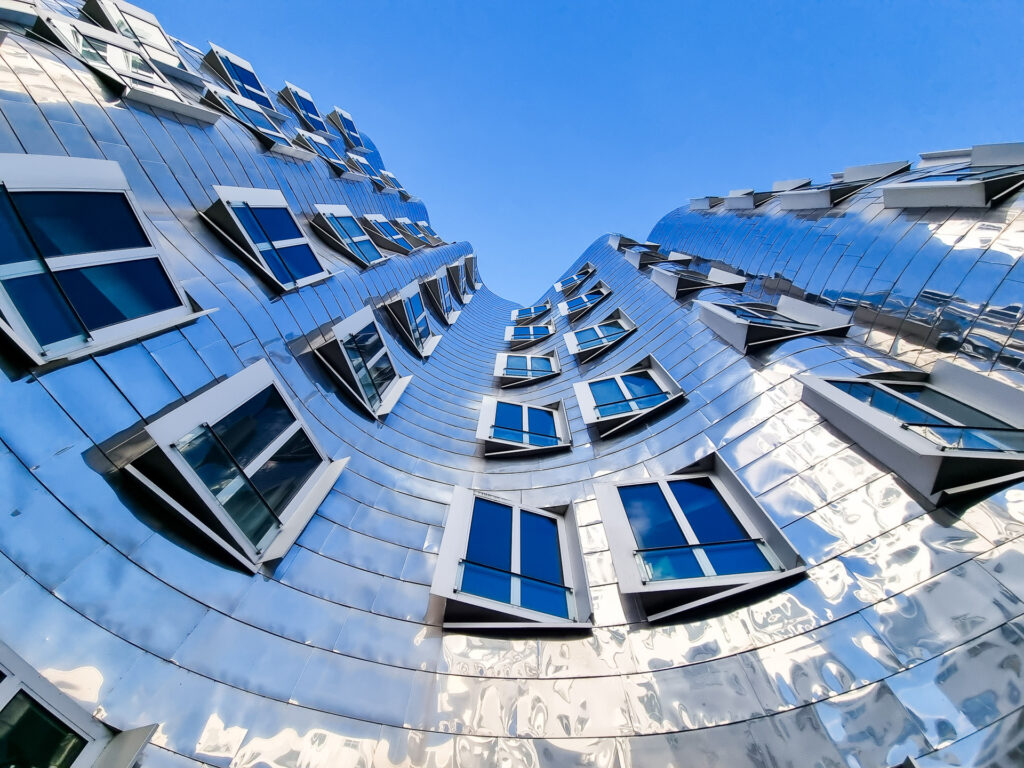 Bei unserem Fotokurs Architekturfotografie im Medienhafen Düsseldorf lernst du viele Tricks um deine Fotos noch spannender zu gestalten.