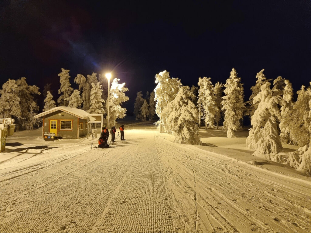 Bei einer Schneeschuhwanderung streifen wir in der Nacht über den Levi Hügel.