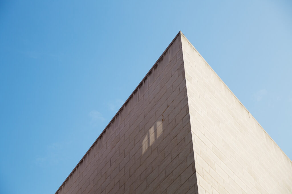 Klare Sache, vereinfache! Wir erklären dir, was hinter Fotografensprüchen zur Architekturfotografie steckt.