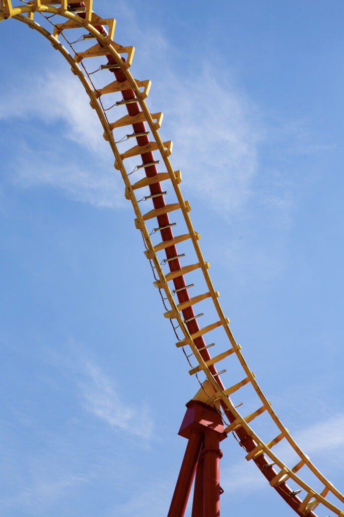 Mutige Teilnehmende können während des Besuchs im Würstelprater mit der Achterbahn fahren.