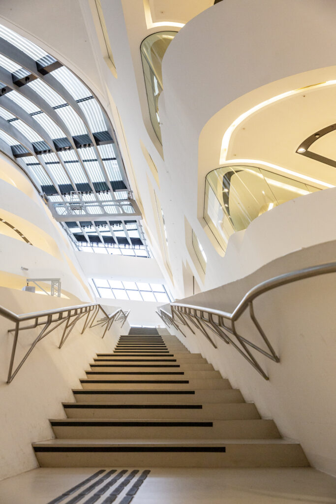 Am Gelände der Wirtschaftsuniversität gehen wir auf Fotostreifzug mit dem Schwerpunkt Architekturfotografie.