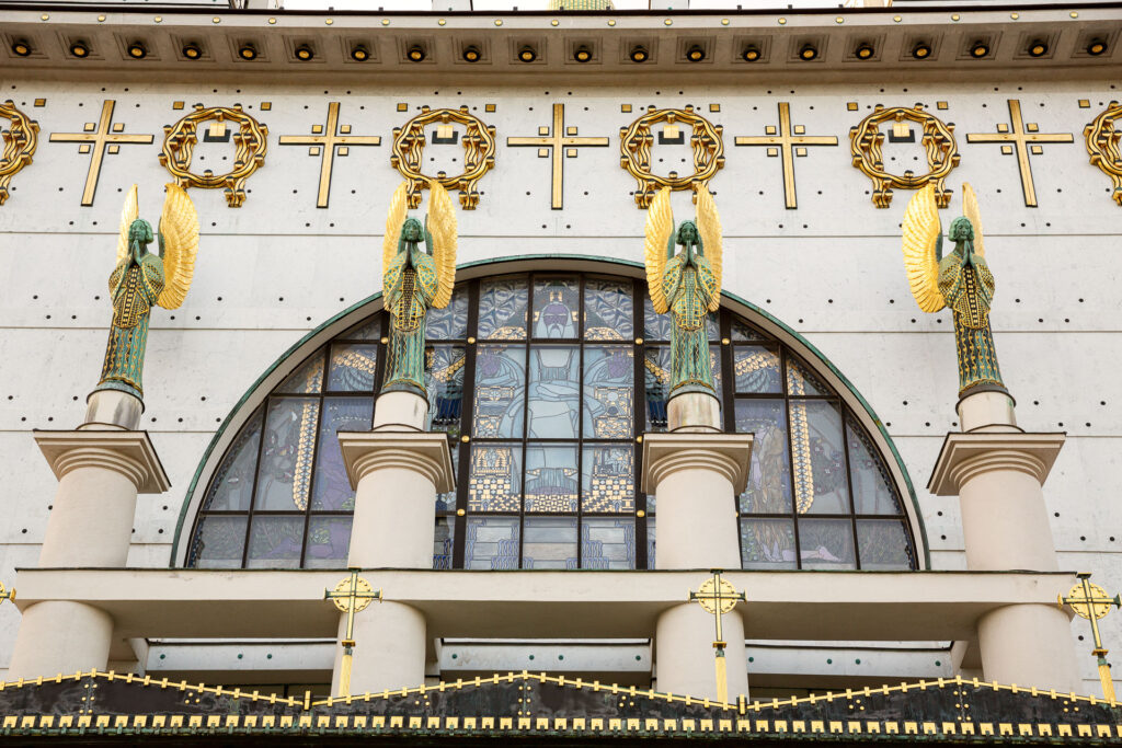 Die Otto-Wagner-Kirche bietet mit ihren verspielten Jugendstil-Elementen spannende Details.