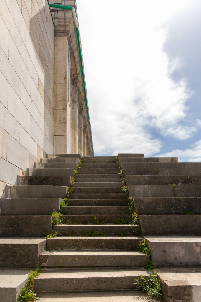 Beim Zeppelinfeld und am Reichtagsgelände setzen wir imposante Architektur in Szene.