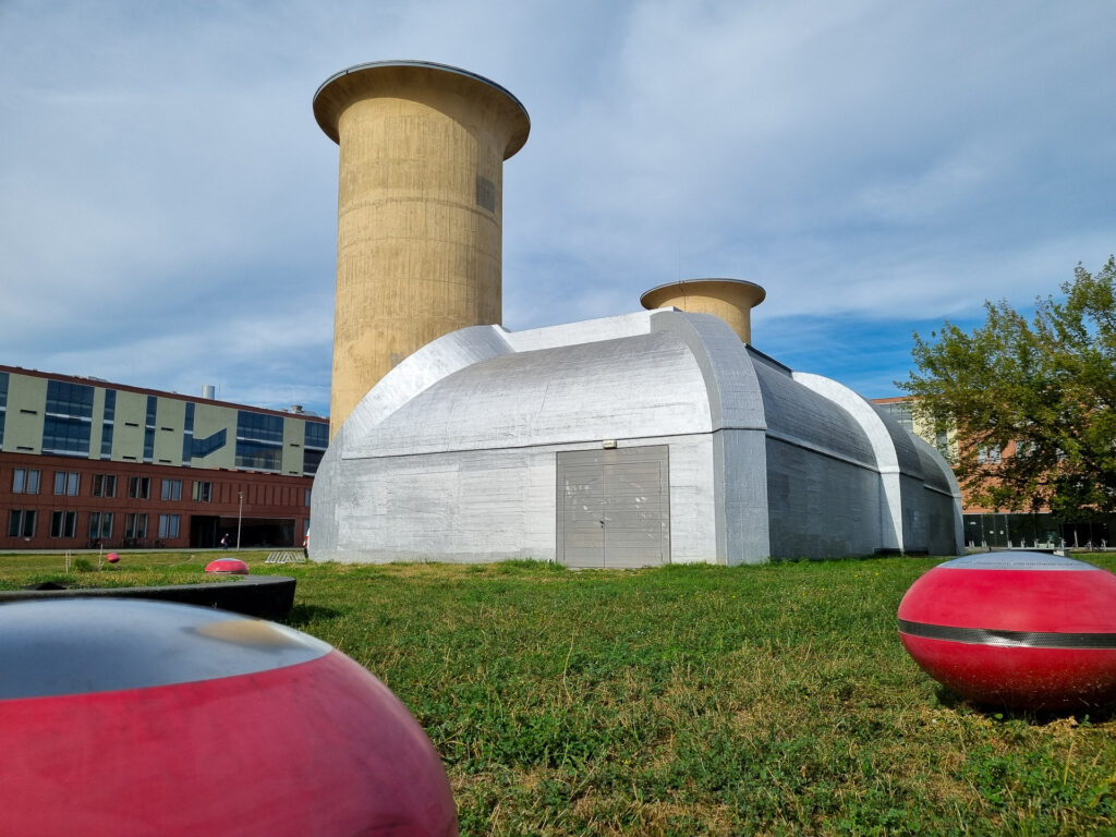 Fotografiere deine Stadt. In Adlershof Berlin die spannenden Gebäude der Wissenschafts- und Technologiezentren.