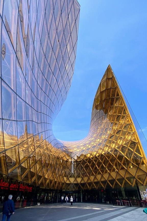 Spiele dich mit Linien und Formen, um deinen Architekturfotos eine grafische Wirkung zu verleihen.
