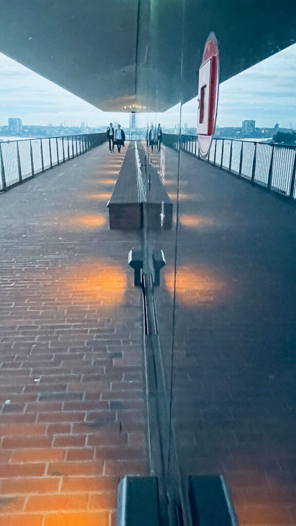 Bei unserem Fotokurs Architekturfotografie Hamburg lernst du viele Tricks um deine Fotos noch spannender zu gestalten.