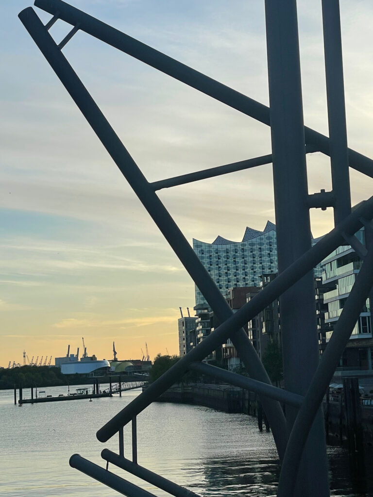 Spiele dich mit Linien und Formen, um deinen Architekturfotos eine grafische Wirkung zu verleihen.