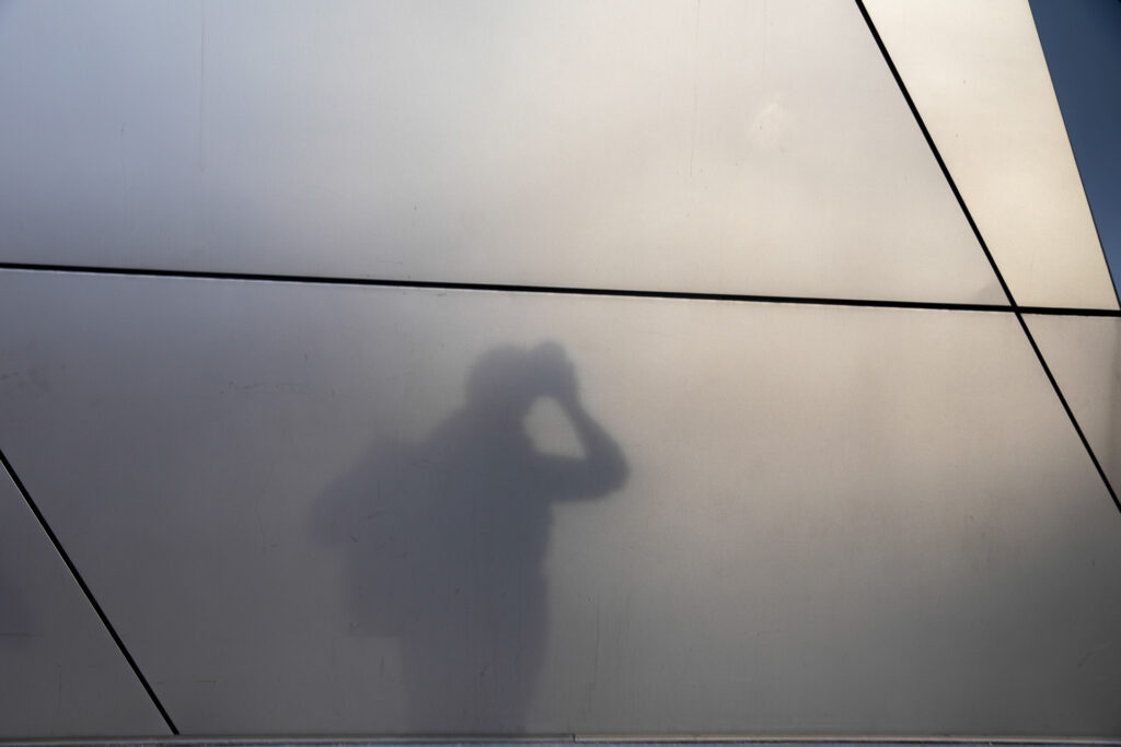 Erfahre, welche Einstellungen und Modi deiner Kamera und Handykamera besonders geeignet für Architekturfotos sind.