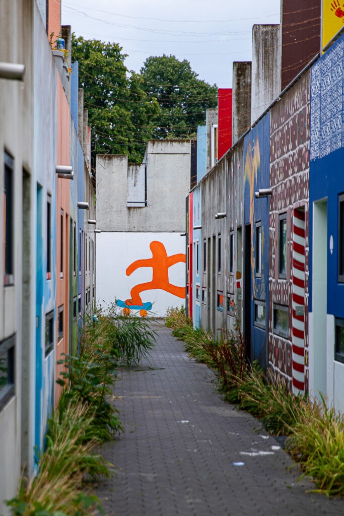 Wir zeigen dir spielerisch, wie du mit Perspektive und Linienführung spannende Fotos einfängst.