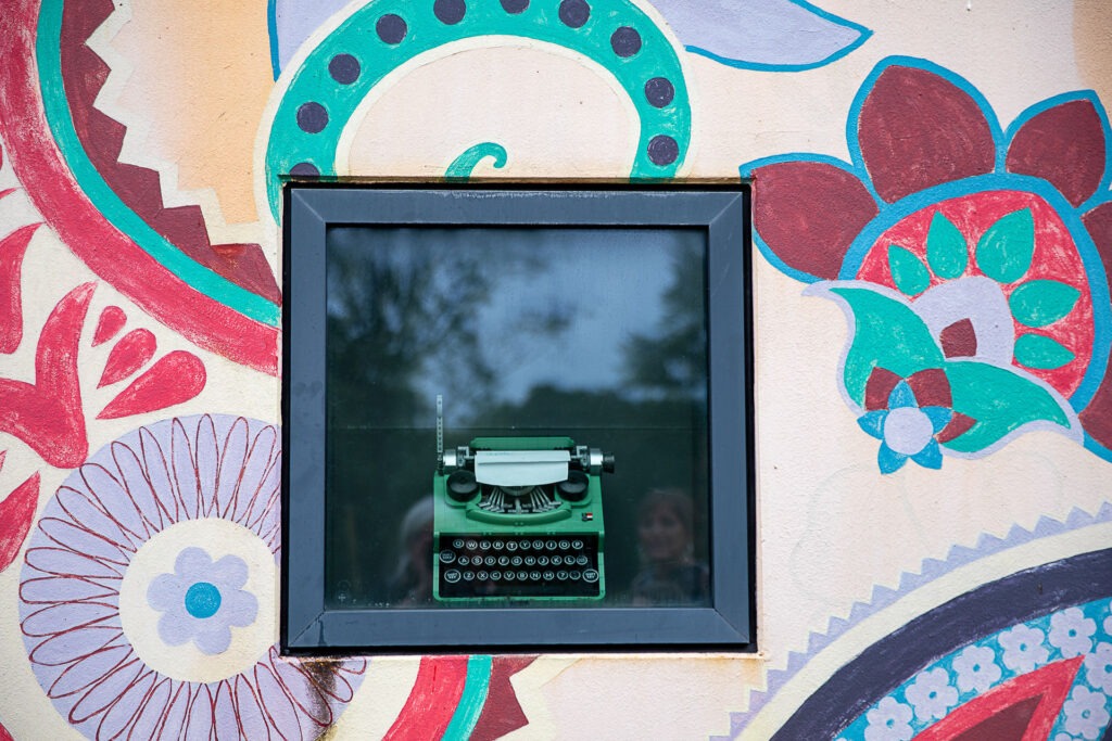 Bei unserem Fotokurs Architekturfotografie für Kinder und Jugendliche im Olympiadorf München fotografieren wir bunte Gebäude voller versteckten Details.