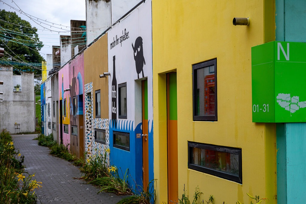 Komm mit deiner Kamera oder Handy Kamera. Bei unserem Fotokurs lernst du Tipps und Tricks, die du Architektur mit jeder Art von Kamera in Szene setzt.
