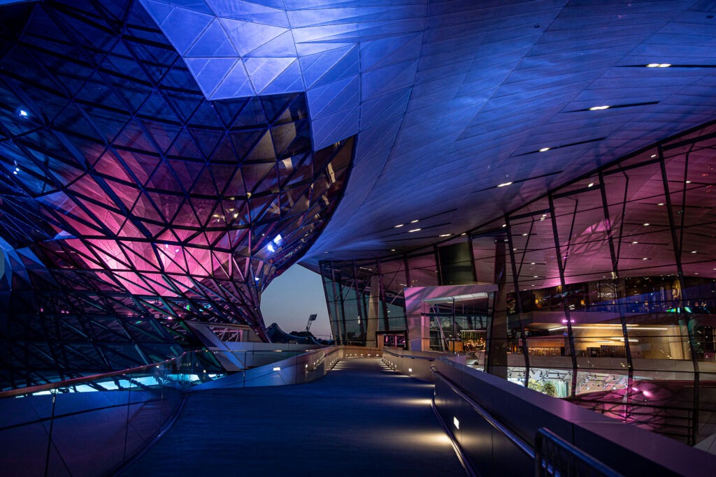 Bei unserem Handyfotokurs Architekturfotografie München gehen wir gemeinsam auf Fotostreifzug um die BMW Welt.
