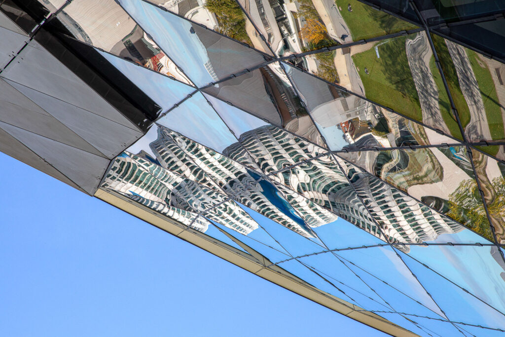 Gerade oder geschwungene Linienführung. Ein abwechslungsreicher fotografischer Spielplatz der Architektur erwartet dich und deine Handy-Kamera.