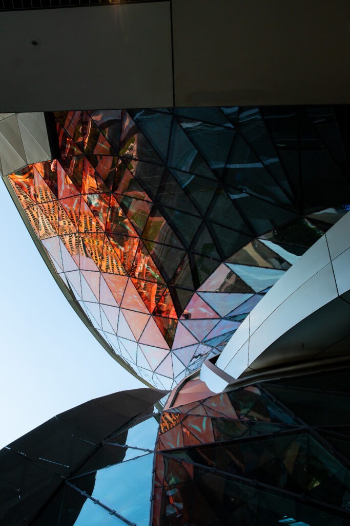 Fotografiere grafische Details der Fassade der BMW Welt.