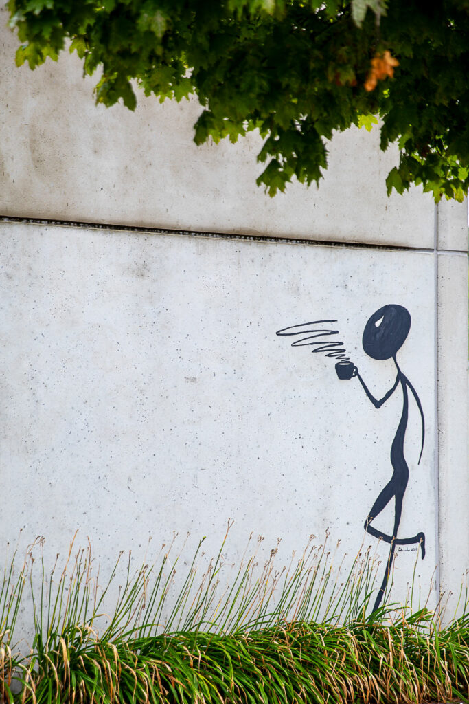 Die vielen Graffitis an den Hauswänden bieten dir besondere Details.