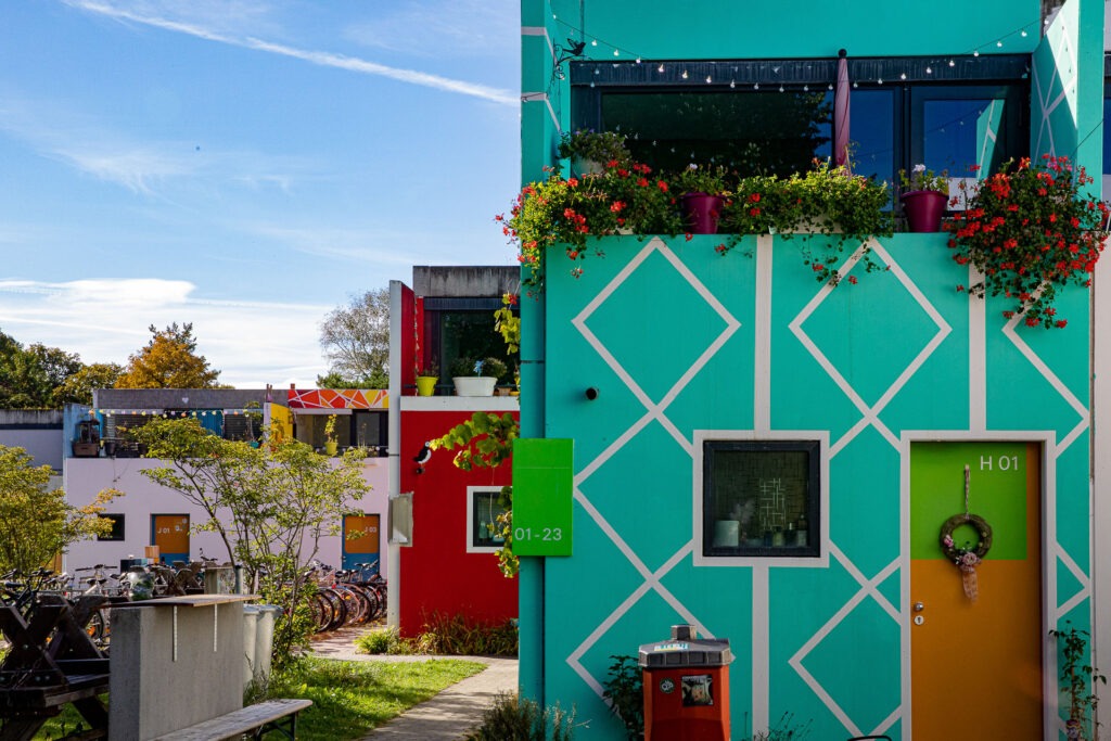 Fange bei unserem Handyfotokurs Architekturfotografie Olympiapark München farbenfrohe Motive ein.