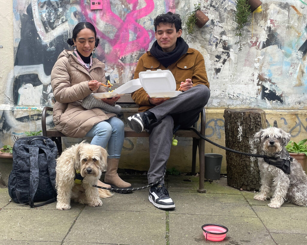 Straßenfotografie erzählt eine Geschichte. Wir zeigen dir, wie du alltägliche Momente so einfängst, dass sie Emotionen transportieren und eine klare Bildaussage haben.