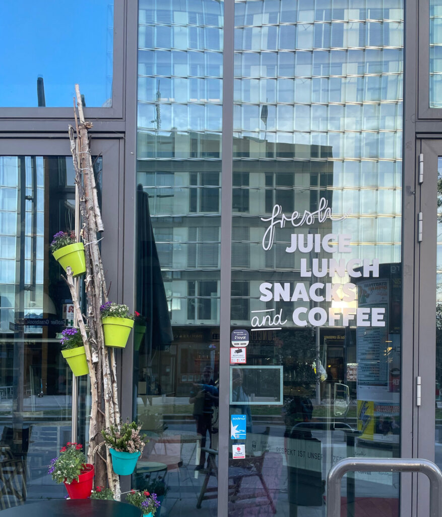 Spiegelungen und Transparenz von Glasfassaden und Schaufenster eröffnen spannende Möglichkeiten für Reflexionen und doppelte Bildebenen. Wir zeigen dir, wie du diese Effekte auf deine Fotos zauberst.