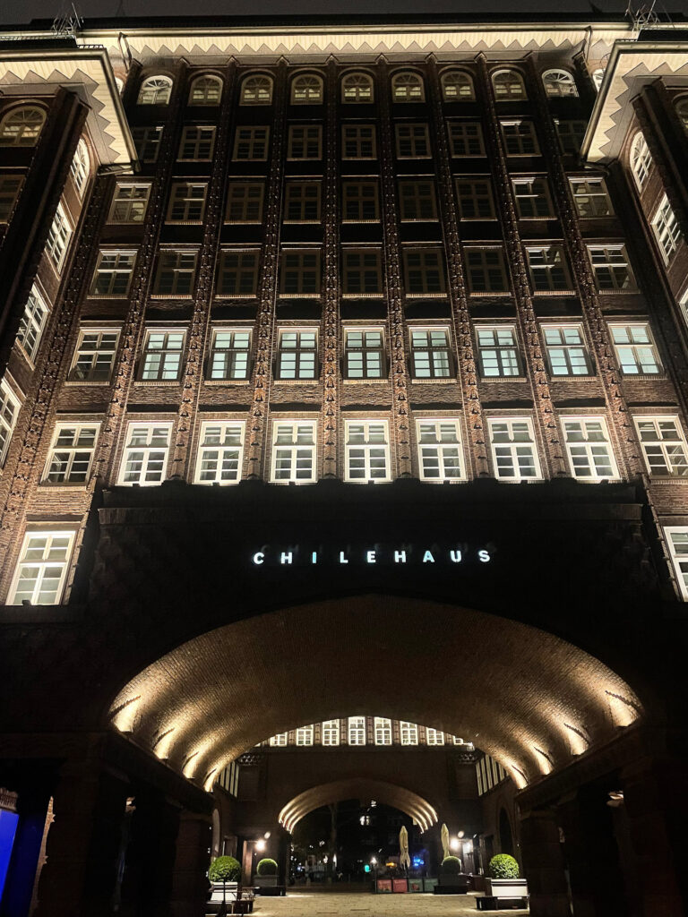 Lerne wie die Tageszeit die Wirkung eines Gebäudes beeinflusst und wie du hartes und weiches Licht kreativ für Spiele mit Licht und Schatten nutzt.