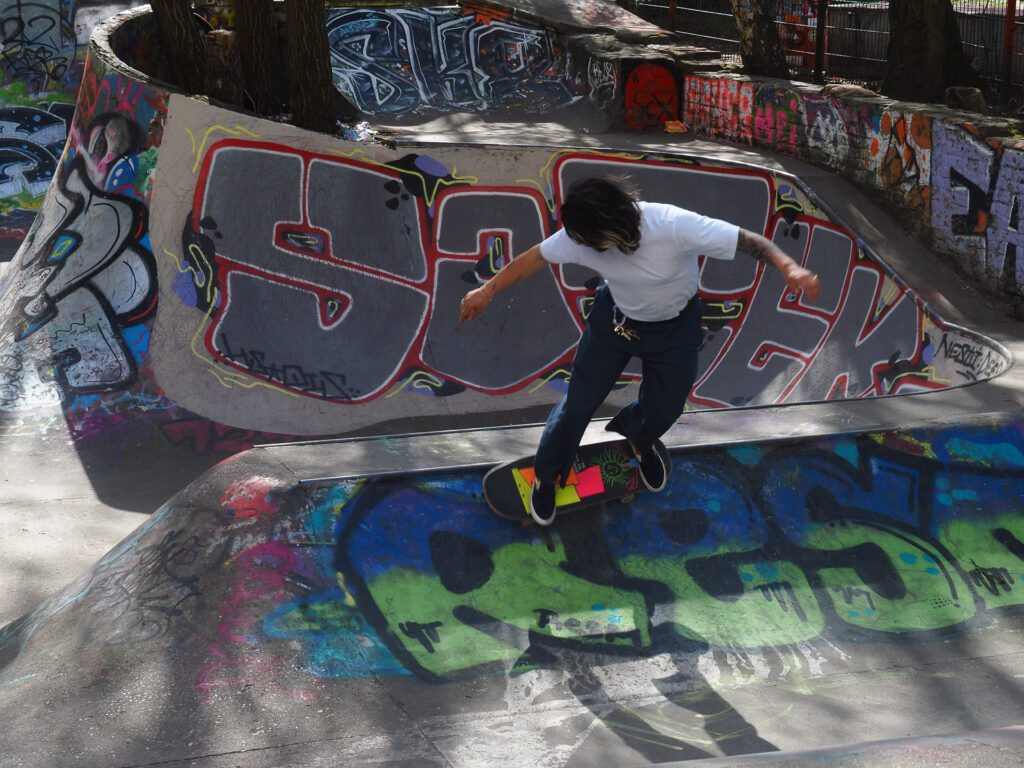 Du lernst, wie du Menschen unaufdringlich und respektvoll fotografierst, ohne ihre Privatsphäre zu verletzen.