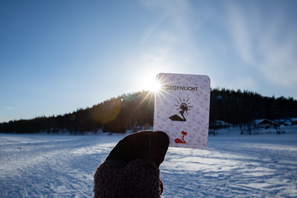 Unsere Fotoaufgaben Spiele entwickeln ein Eigenleben und wir sind begeistert. Hier erzählen wir dir die Geschichte hinter unseren Kartenspielen.