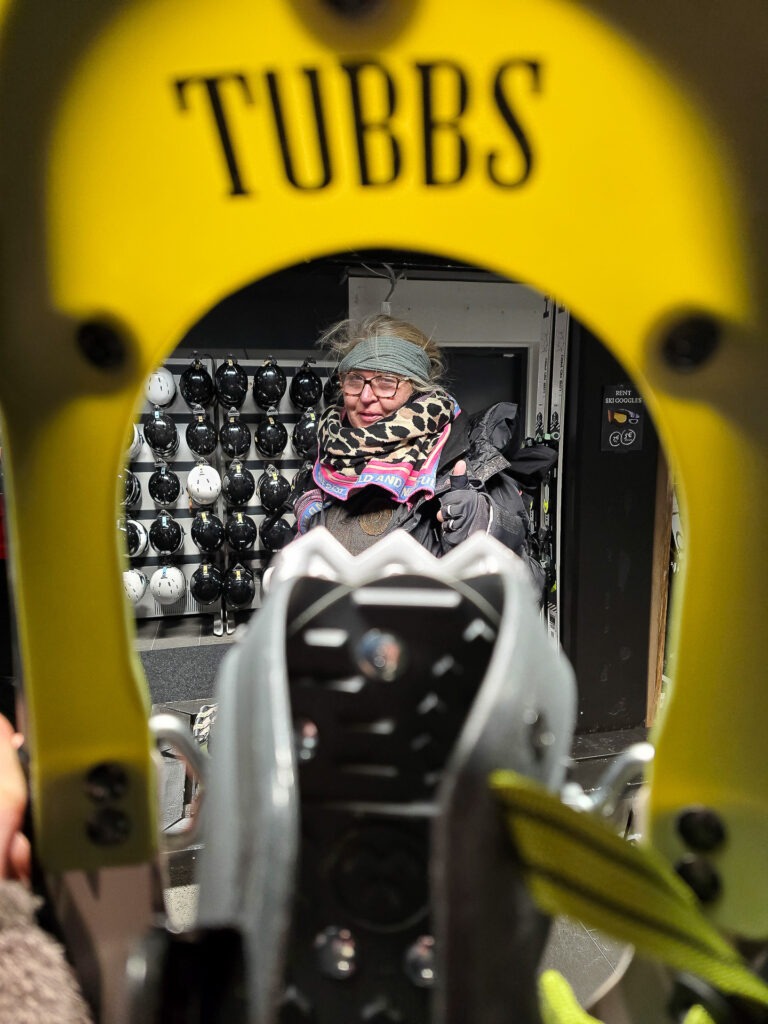 Nachdem sich Finn vor der Kälte tief in der Fototasche versteckt hat, musste Kursleiterin Anja für das Thema "Einrahmungen" vor unserer Schneeschuhwanderung als Model herhalten.