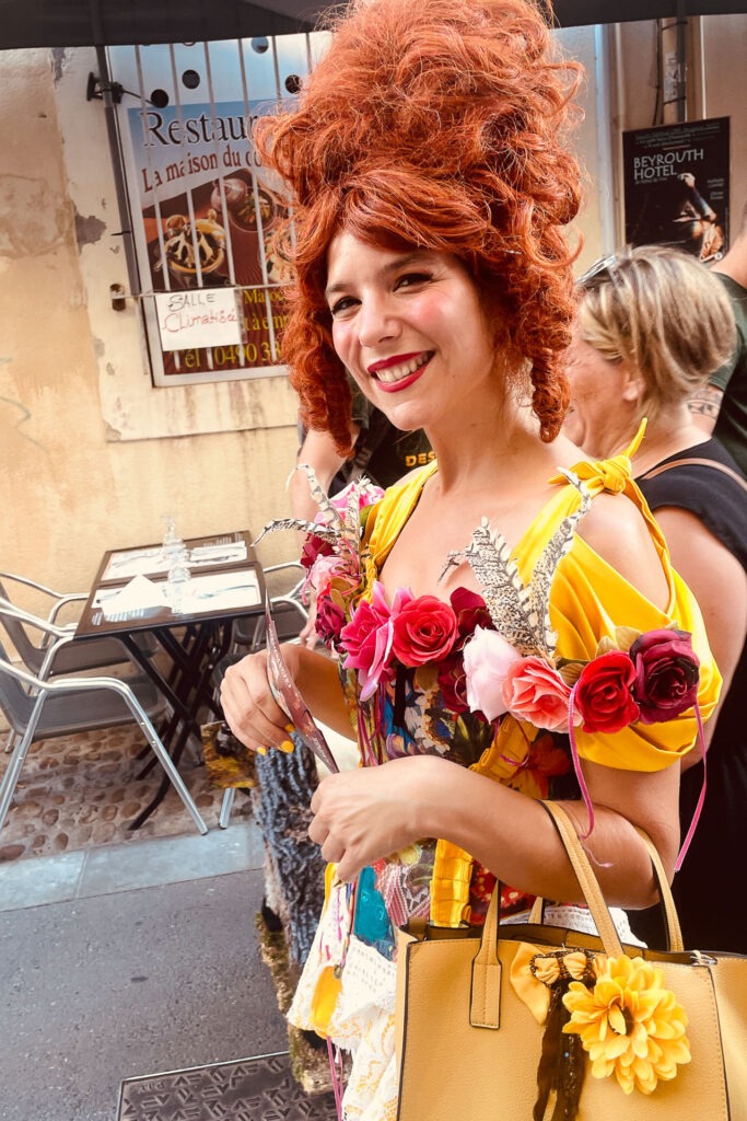 Wir fotografieren mit dir Menschen, die wir bei Fotostreifzügen durch die Stadt treffen und zeigen dir, wie du mit ihnen ins Gespräch kommst.