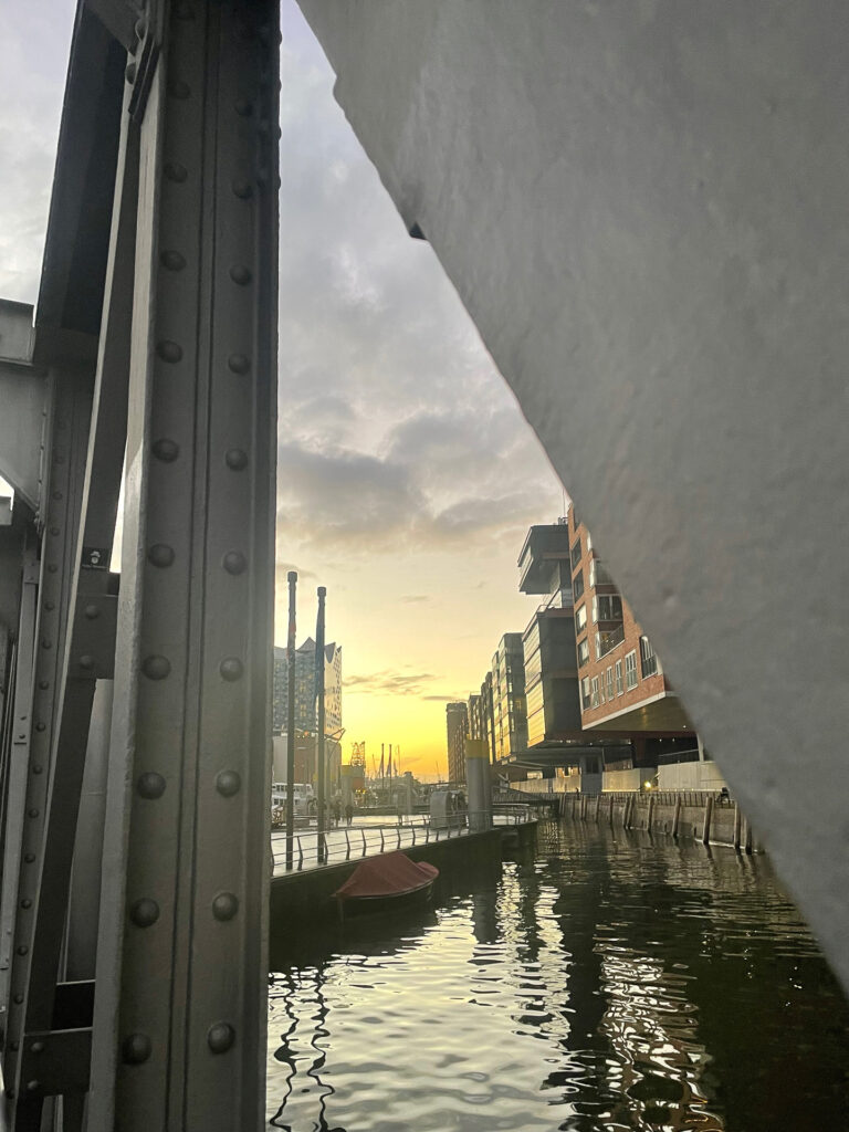 Spiele dich mit Linien und Formen, um deinen Architekturfotos eine grafische Wirkung zu verleihen.