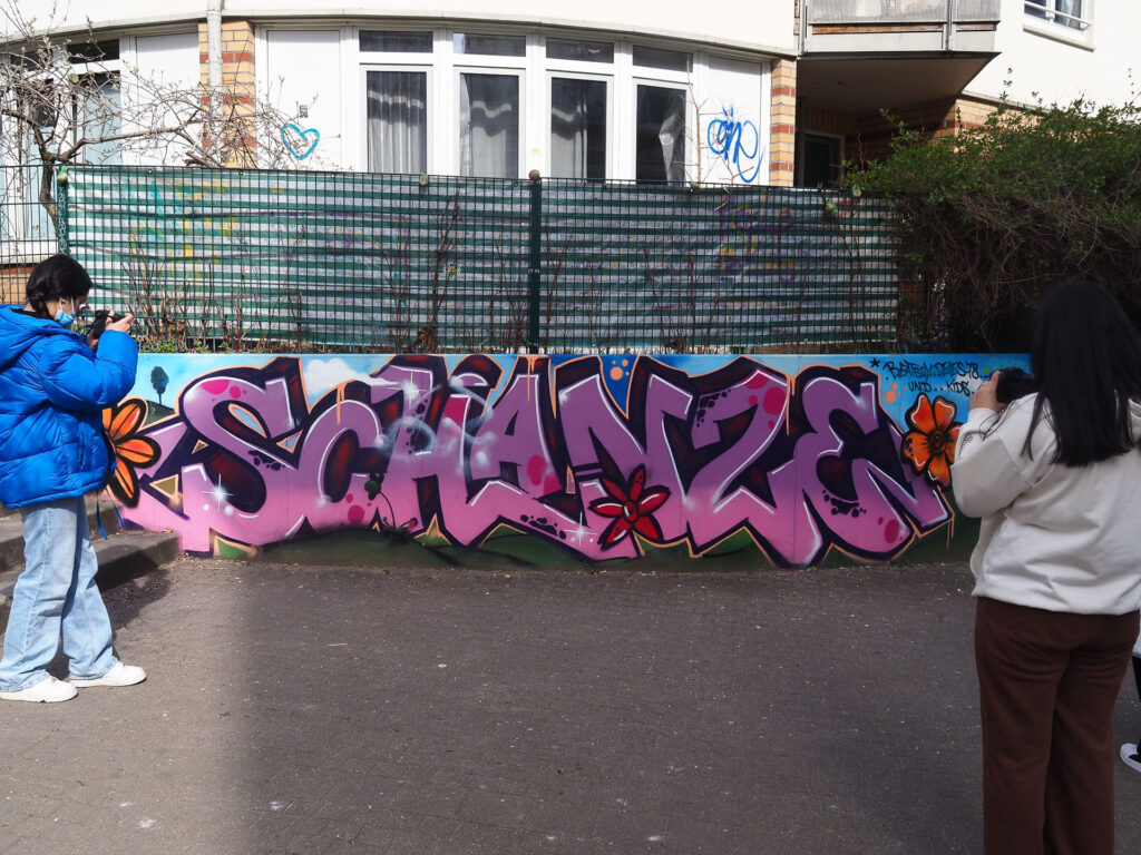 Komm mit uns beim Fotokurs Straßenfotografie für Kinder und Jugendliche Hamburg auf Fotostreifzug durch das Schanzenviertel mit dem Schwerpunkt auf Fotografie in der Stadt.