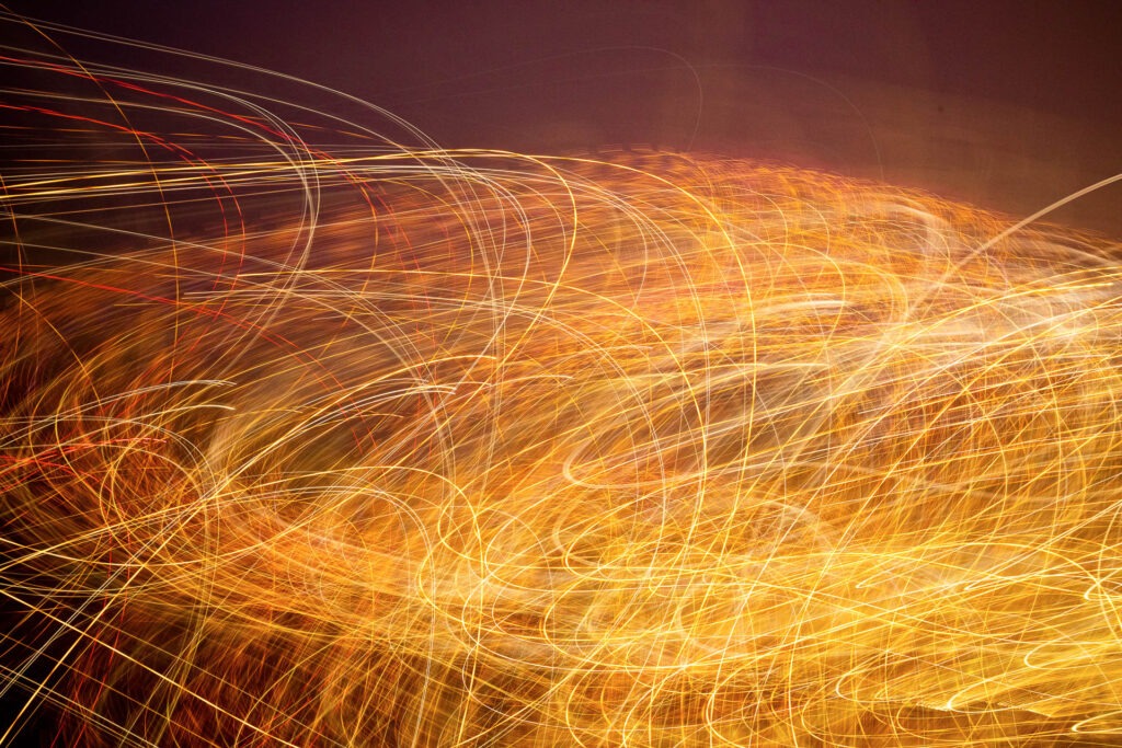 Wenn es dunkel wird, zeigen wir dir, wie du mit ICM-Fotografie künstlerische Fotos mit dem Licht in der Stadt gestaltest.